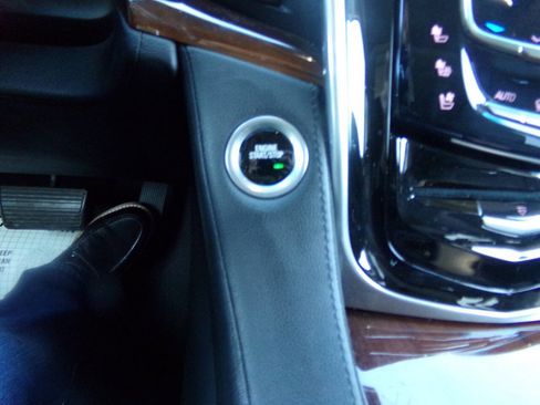 Used 2019 Cadillac Escalade ESV Luxury AWD/4WD image 37
