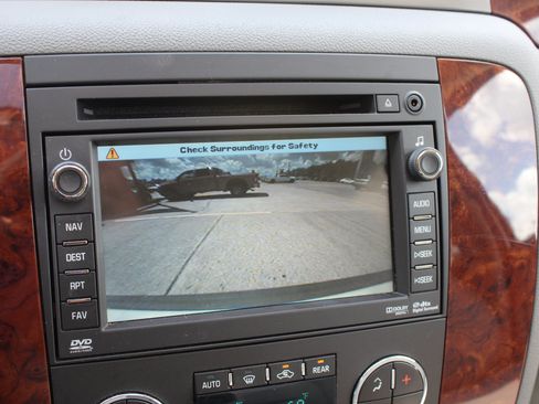 Used 2010 Chevrolet Tahoe LTZ RWD image 27