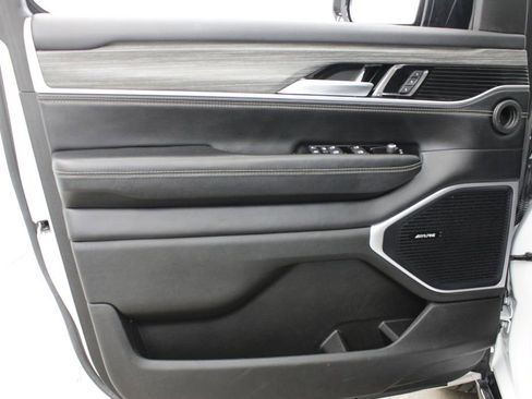 Used 2024 Jeep Wagoneer L Series II RWD image 17