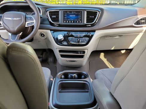 Used 2020 Chrysler Pacifica Touring w/ Tire & Wheel Group image 16