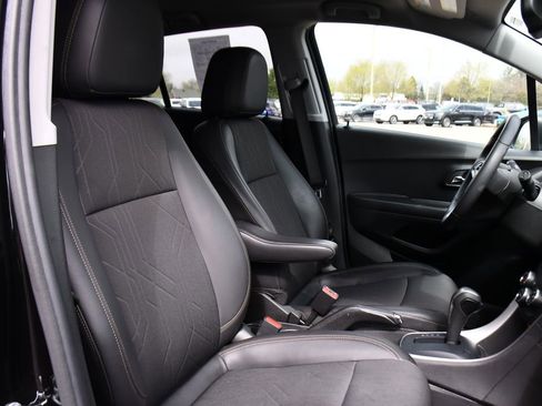 Used 2022 Chevrolet Trax LT w/ LT Convenience Package AWD/4WD image 16