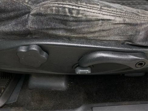 Used 2001 Chevrolet Blazer LS w/ Preferred Equipment Group AWD/4WD image 23