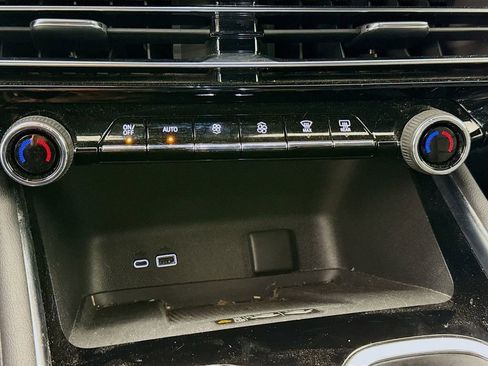 Used 2025 Chevrolet Traverse LT image 17