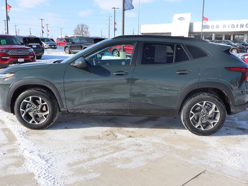 Used 2025 Chevrolet Trax LT w/ LPO, Blackout Package image 9