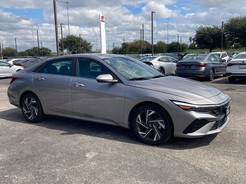 Used 2025 Hyundai Elantra SEL FWD image 2