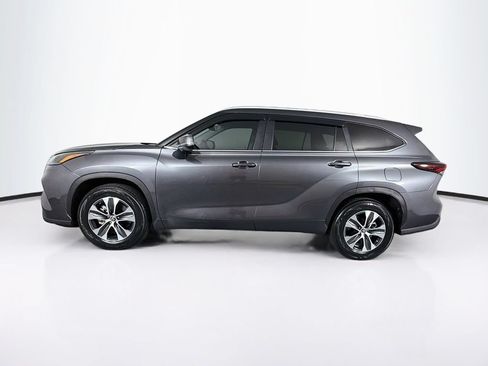 Used 2024 Toyota Highlander XLE FWD image 6