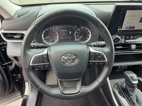 Used 2025 Toyota Highlander LE FWD image 18