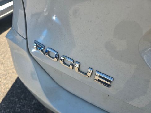 Used 2017 Nissan Rogue SV AWD/4WD image 19