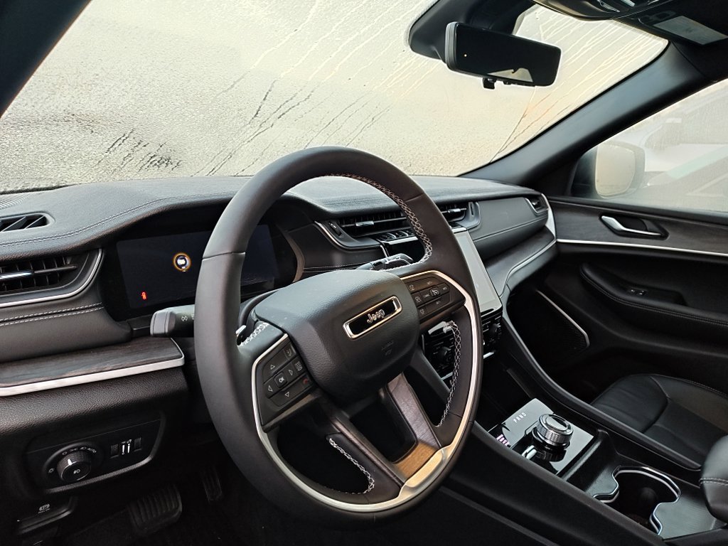 Used 2024 Jeep Grand Cherokee Limited w/ Luxury Tech Group II AWD/4WD image 8