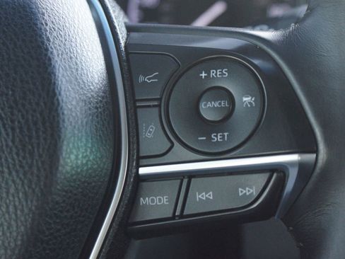 Used 2018 Toyota Camry XLE image 11