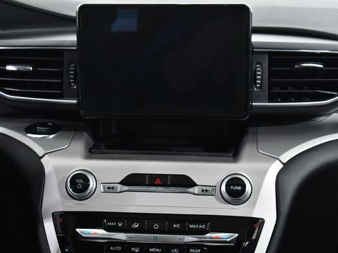 Used 2022 Ford Explorer XLT w/ Equipment Group 202A image 9