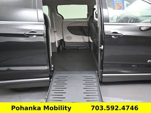 Used 2024 Chrysler Pacifica Touring-L image 4