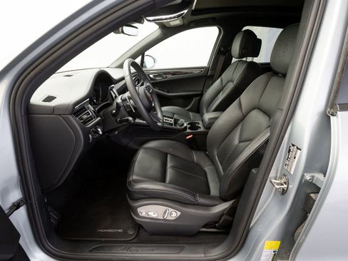 Used 2025 Porsche Macan image 9