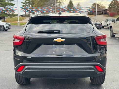 Used 2025 Chevrolet Trax LS w/ LS Convenience Package image 6