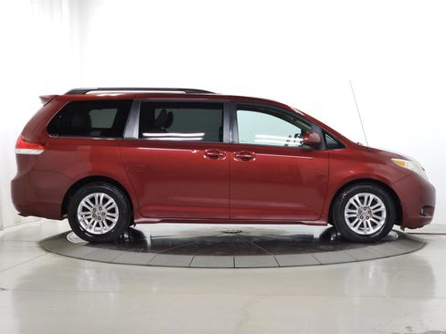 Used 2012 Toyota Sienna XLE FWD image 9