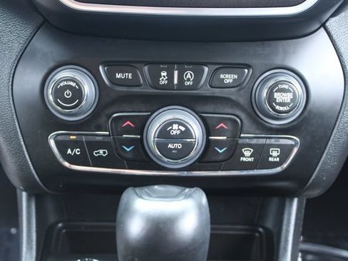Used 2022 Jeep Cherokee Trailhawk AWD/4WD image 30
