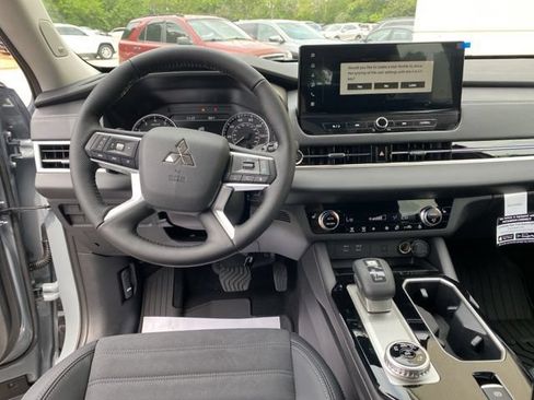 New 2026 Mitsubishi Outlander LE FWD image 8