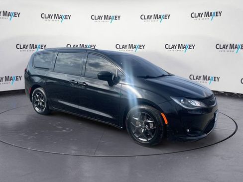Used 2020 Chrysler Pacifica Touring-L Plus image 7