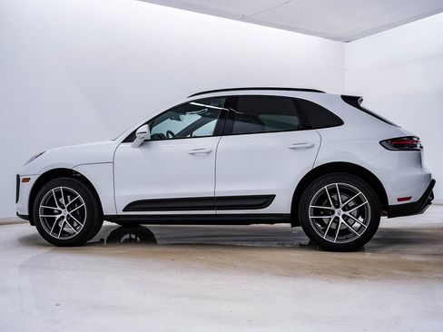 Certified 2025 Porsche Macan image 2