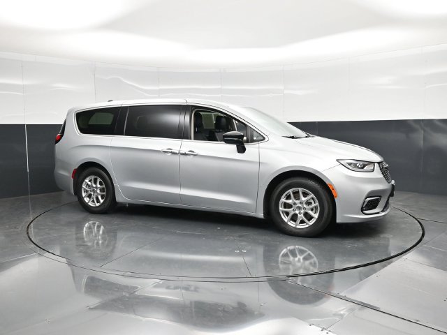Used 2024 Chrysler Pacifica Touring-L FWD image 6