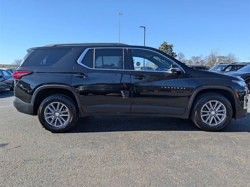 Used 2023 Chevrolet Traverse LT image 3