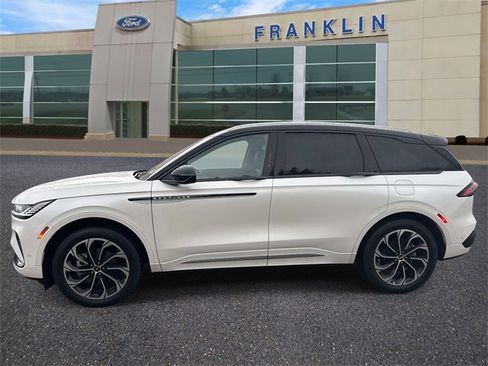 Used 2024 Lincoln Nautilus Reserve image 4