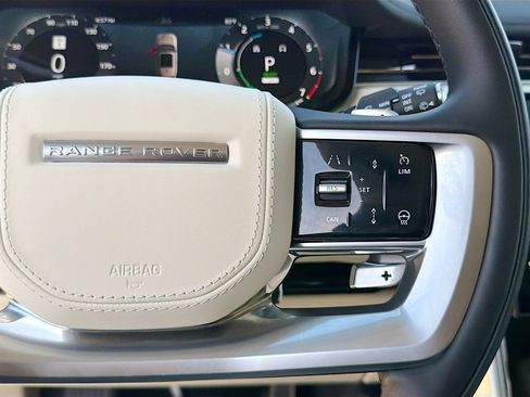 Used 2025 Land Rover Range Rover SE image 39