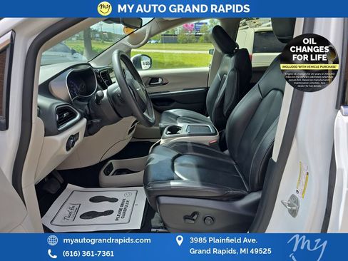 Used 2023 Chrysler Pacifica Touring-L FWD image 9