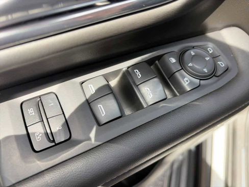 Used 2023 Chevrolet Suburban LT w/ Luxury Package RWD image 17