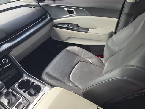 Certified 2023 Kia Carnival LX FWD image 15