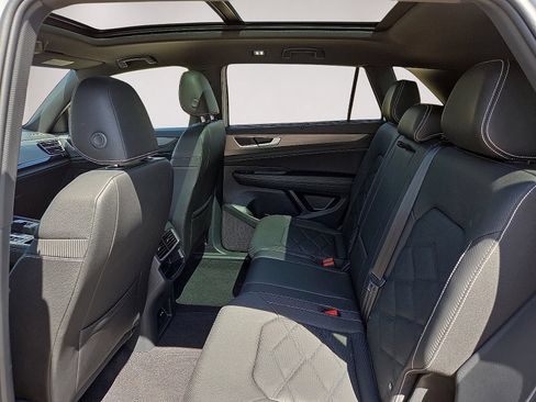 Used 2025 Volkswagen Atlas Cross Sport SE FWD image 18