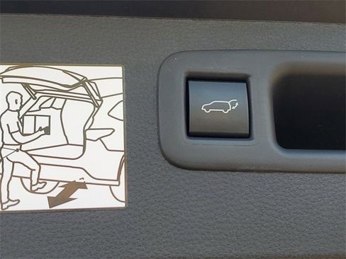 Used 2023 Toyota Highlander Limited image 9