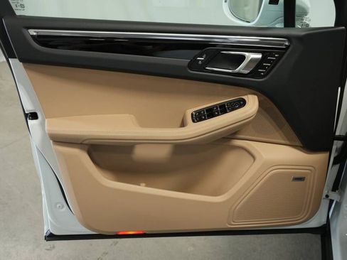 Certified 2025 Porsche Macan image 25