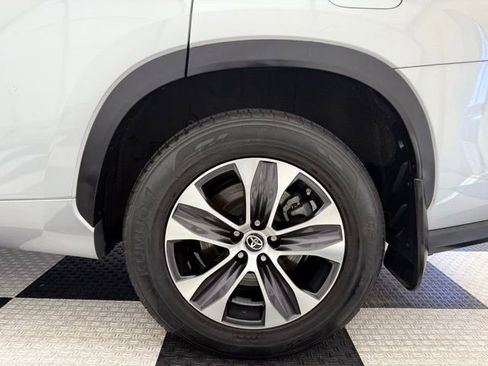 Used 2021 Toyota Highlander XLE image 11