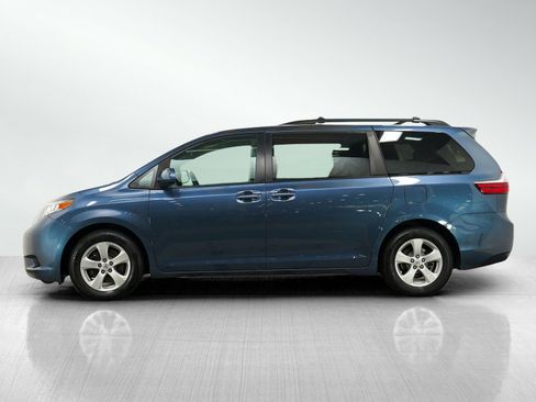 Used 2016 Toyota Sienna LE FWD image 2