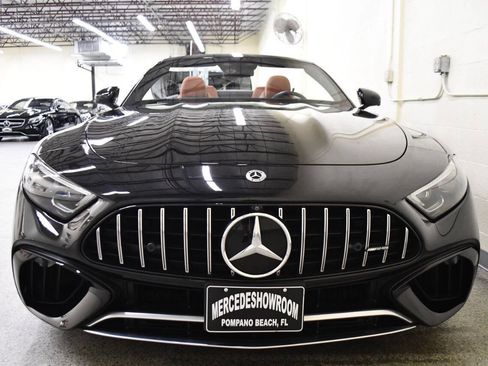 Used 2022 Mercedes-Benz SL 55 AMG 4MATIC w/ Driver Assistance Package image 5