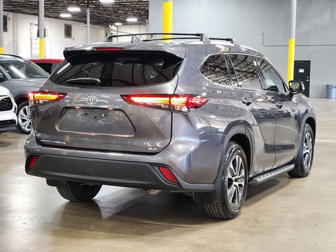 Used 2021 Toyota Highlander XLE image 8