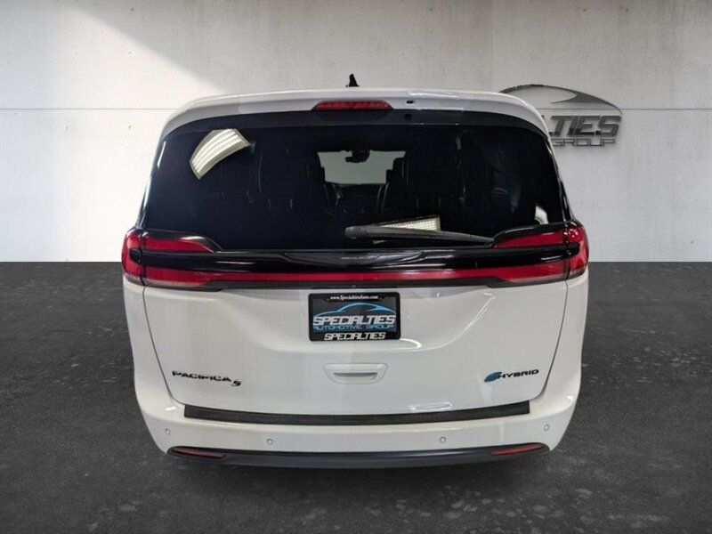 Used 2023 Chrysler Pacifica Limited w/ S Appearance Package FWD image 9