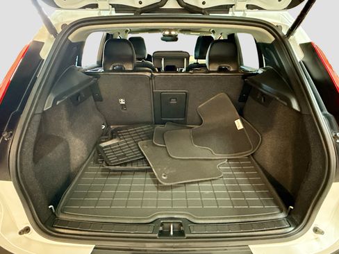 Used 2025 Volvo XC40 B5 Core image 31