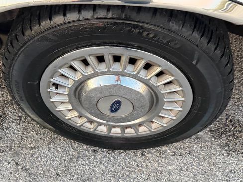 Used 2001 Ford Crown Victoria RWD image 28