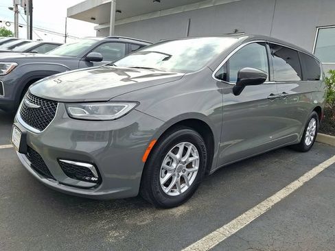 Used 2023 Chrysler Pacifica Touring-L FWD image 3