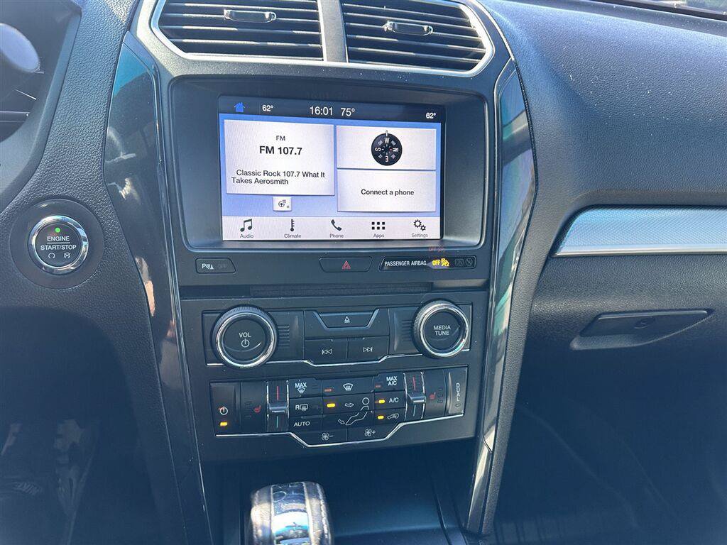 Used 2017 Ford Explorer XLT w/ Equipment Group 202A AWD/4WD image 28