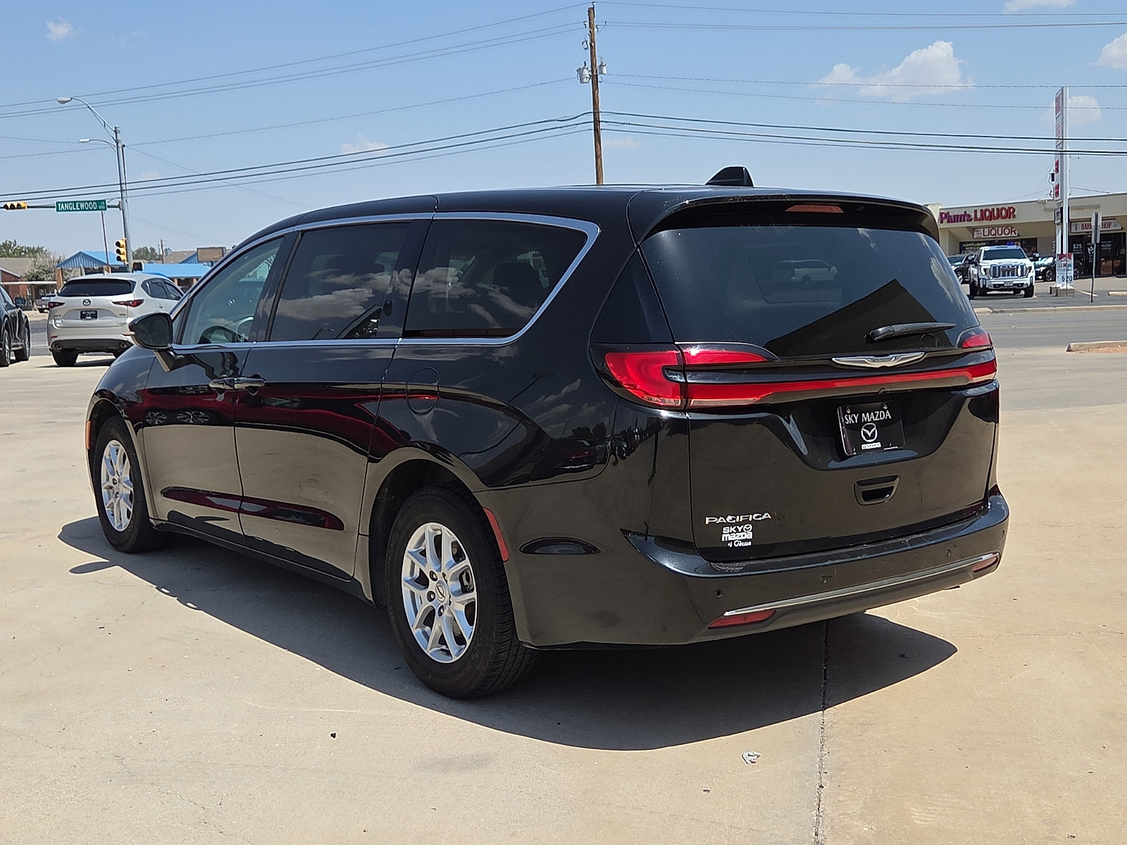 Used 2023 Chrysler Pacifica Touring-L FWD image 4