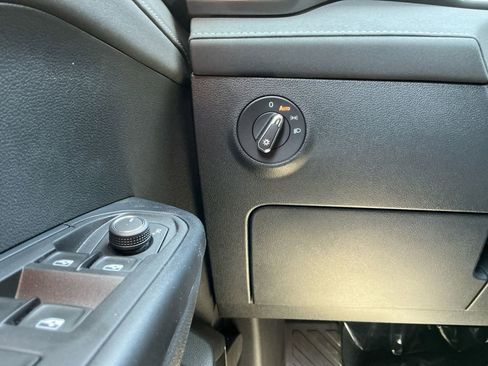 New 2025 Volkswagen Taos SE image 22