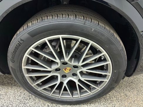 Used 2022 Porsche Cayenne Platinum Edition image 16