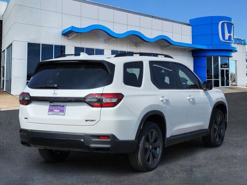 New 2026 Honda Pilot Sport image 5