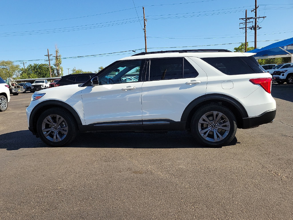 Used 2023 Ford Explorer XLT w/ Equipment Group 202A RWD image 2