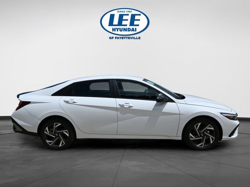 New 2025 Hyundai Elantra SEL image 2