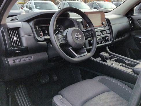 Used 2024 Nissan Pathfinder S image 9