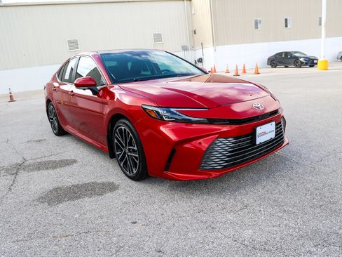 Used 2025 Toyota Camry XLE w/ Premium Plus Package FWD image 5